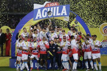 Junior repitió título seis meses. Por problemas en la capacidad del estadio de Ipiales, la final se jugó en Bogotá y derrotó a Deportivo Pasto desde los penales, sumando su novena estrella. 
