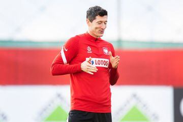 05 October 2021, Poland, Warsaw: Poland's Robert Lewandowski in action during a training session of the Polish national football team ahead of Saturday's FIFA 2022 World Cup European Qualifier Group I soccer match against San Marin.