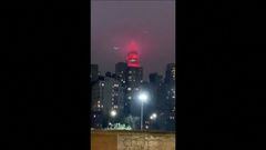 El Empire State se ilumina en homenaje a los sanitarios