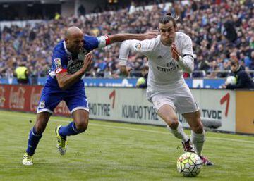 Bale looks to beat Depor's Manuel Pablo.