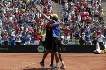 Tenis, Chile v Republica Dominicana, Copa Davis 2016.
Los jugadores de Chile Hans Podlipnik y Julio Peralta celebran el triunfo contra Republica Dominicana durante el partido del grupo I americano de Copa Davis.