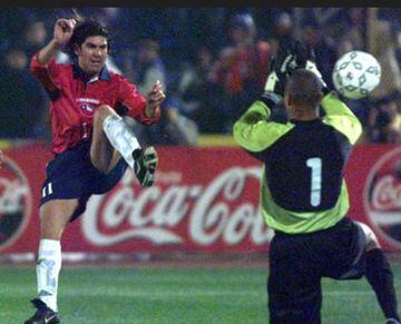 ¡Qué golazo! Marcelo Salas ya controló con el pecho el pase de David Pizarro y fusiló a Dida. Fue el 3 a 0 el 15 de agosto de 2000, por las eliminatorias de Corea-Japón.
