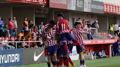Los jugadores del Atlético celebran un gol de Adrián Niño.