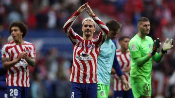 Atletico Madrid's French forward Antoine Griezmann and teammates celebrte their win at the end of the Spanish league football match between Club Atletico de Madrid and Real Sociedad at the Wanda Metropolitano stadium in Madrid on May 28, 2023. (Photo by Pierre-Philippe MARCOU / AFP)