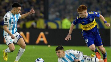 Racing's midfielder Axel Ojeda (L) and Racing's defender Tobias Rubio (C) fight for the ball with Boca Juniors' defender Valentin Barco (R) during the all-Argentine Copa Libertadores quarterfinals first leg football match between Boca Juniors and Racing Club, at La Bombonera stadium in Buenos Aires on August 23, 2023. (Photo by JUAN MABROMATA / AFP)