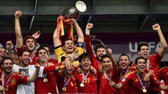 Spanish goalkeeper Iker Casillas holds the trophy as he celebrates with teammates after winning the Euro 2012 football championships final match Spain vs Italy on July 1, 2012 at the Olympic Stadium in Kiev. Spain won 4-0.      AFP PHOTO / GIUSEPPE CACACE