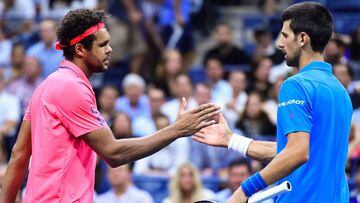 Jo-Wilfried Tsonga saluda a Novak Djokovic despu&eacute;s de que el franc&eacute;s se retirase del encuentro de cuartos de final del US Open por lesi&oacute;n.