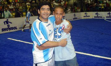Neymar cuando era tan solo un niño en un partido de fútbol sala junto a Maradona.  