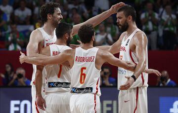 Alegría de la selección española tras conseguir la medalla de bronce del Eurobasket 2017.