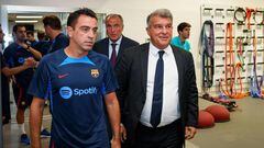 Xavi y Laporta, con el Rafa Yuste, vicepresidenbte deportivo del Barça.