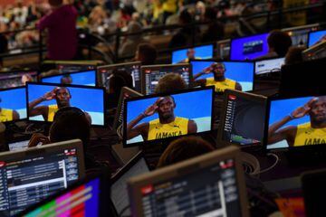 Las televisiones antes de la final de los 100 metros con Bolt de protagonista.