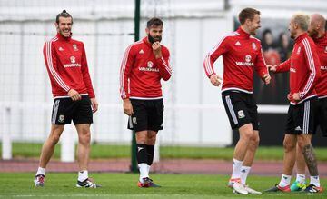 Wales player Joe Ledley (c) shares a joke with Gareth Bale