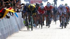 El ciclista holand&eacute;s Dylan Groenewegen (de amarillo) del equipo Lotto Jumbo esprinta hacia la meta durante la primera etapa del Tour de Dubai de 167 kil&oacute;metros Skydive Dubai-Palm Jumeirah en Dubai (Emiratos &Aacute;rabes Unidos).