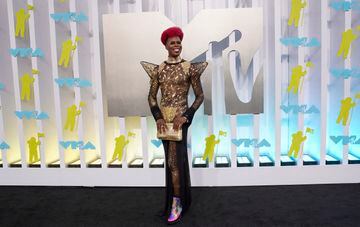 Prince Derek Doll en la alfombra roja de los MTV VMAs 2022.