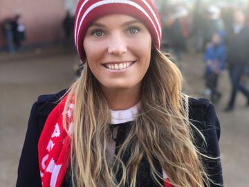 La tenista danesa no duda en visitar Anfield para darle su apoyo al equipo se sus amores, es común verla con accesorios de Liverpool.