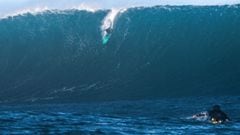 Un surfista realiza el drop en una ola gigante en el spot Punta de Lobos (Chile), el 7 de julio del 2022. 