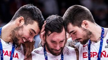 Los hermanos Hernangómez, Willy y Juancho, abrazan a Rudy Fernández, el capitán de la Selección, tras la conquista del oro en el Eurobasket.