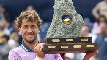 Gstaad (Switzerland Schweiz Suisse), 25/07/2021.- Casper Ruud of Norway, winner, celebrates with the trophy after winnig his game against Hugo Gaston of France during the final game at the Swiss Open tennis tournament in Gstaad, Switzerland, 25 July 2021.