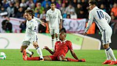 Real Madrid's Croatian midfielder Luka Modric (L) and Sevilla's Brazilian defender Mariano Ferreira (C Bottom) vie for the ball during the UEFA Super Cup final football match between Real Madrid CF and Sevilla FC on August 9, 2016 at the Lerkendal Stadium in Trondheim. / AFP PHOTO / JONATHAN NACKSTRAND