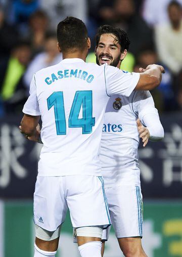 Casemiro celebrates with his teammate Isco Alarcón.