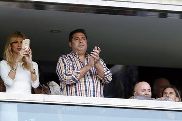 Victoria Lopyreva embajadora del Mundial Rusia 2018 y Daniel Angelici presidente del club xeneize, en el estadio de La Bombonera durante el partido de la Superliga argentina entre Boca Juniors y Temperley.