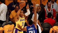 Los Angeles (United States), 21/10/2022.- Los Angeles Lakers guard Russell Westbrook (L) in action against LA Clippers guard Norman Powell during the first quarter of the NBA game between the Los Angeles Lakers and the Los Angeles Clippers at Crypto.com Arena, in Los Angeles, California, 20 October 2022. (Baloncesto, Estados Unidos) EFE/EPA/ETIENNE LAURENT SHUTTERSTOCK OUT
