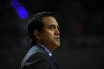 Miami Heat's head coach Erik Spoelstra follows the action, during their NBA Global Games match against the Brooklyn Nets at the Mexico City Arena, on December 9, 2017, in Mexico City. / AFP PHOTO / PEDRO PARDO