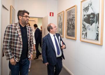 Miquel Iceta contempla, junto al director de AS, Vicente Jiménez, la foto de Manolo Santana, fallecido en 2021, como ganador de Wimbledon.
