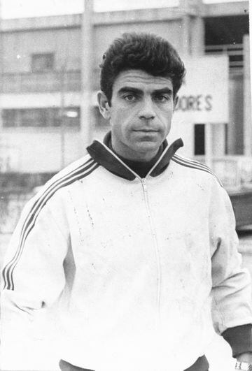 Born in Alberique, near Valencia, he spent four years at Condal, Barcelona's 'B' team at the time, before playing for Valladolid for three seasons. He then signed for Real Madrid.