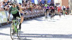 Jon Aberasturi festeja su triunfo en la segunda etapa de la Vuelta a Burgos.
