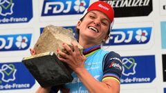 La ciclista brit&aacute;nica Lizzie Deignan levanta el trofeo de campeona de la primera edici&oacute;n de la Par&iacute;s-Roubaix femenina en 2022.