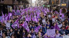 Centenares de mujeres con pancartas durante una manifestaci&oacute;n convocada por el Sindicato de Estudiantes y &lsquo;Libres y Combativas&rsquo;, por el 8M, D&iacute;a Internacional de la Mujer, a 8 de marzo de marzo de 2023, en Madrid (Espa&ntilde;a). Durante la marcha, las convocantes reclaman &lsquo;vaciar las aulas&rsquo; en la huelga estudiantil feminista y llenar las calles en las manifestaciones que se celebran en todas las ciudades para luchar por los derechos de las mujeres. 08 MARZO 2023;SINDICATO ESTUDIANTES;8M;D&Iacute;A INTERNACIONAL DE LA MUJER A. P&eacute;rez Meca / Europa Press 08/03/2023