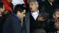 Manuel Pellegrini en las tribunas del Estadio Nacional en el duelo entre Chile y M&eacute;xico. 