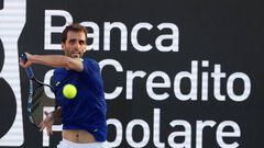 El tenista español Albert Ramos devuelve una bola durante un partido en el Torneo de Nápoles.