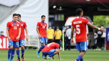 KOBE, JAPAN - JUNE 10: Chile players show dejection after their 0-2 defeat in the international friendly match between Chile and Tunisia at Noevir Stadium Kobe on June 10, 2022 in Kobe, Hyogo, Japan. (Photo by Kiyoshi Ota/Getty Images)