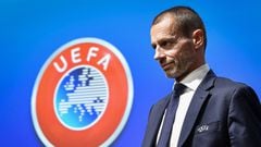 (FILES) In this file photo taken on December 4, 2019 UEFA President Aleksander Ceferin walks past a sign with the UEFA logo after attending a press conference following a meeting of the executive committee at the UEFA headquarters, in Nyon, Switzerland. - UEFA president Aleksander Ceferin on June 23, 2021 said the footballing body could not give in to "populist" requests from politicians, as he defended the decision not to allow Munich's Allianz Arena to be lit up in rainbow colours. "UEFA cannot be used as a tool by politicians," Ceferin told Germany's Die Welt newspaper after Munich's mayor had made the rainbow request in protest at Hungary's anti-LGBTQ law. (Photo by Fabrice COFFRINI / AFP)
PUBLICADA 25/06/21 NA MA21 2COL
