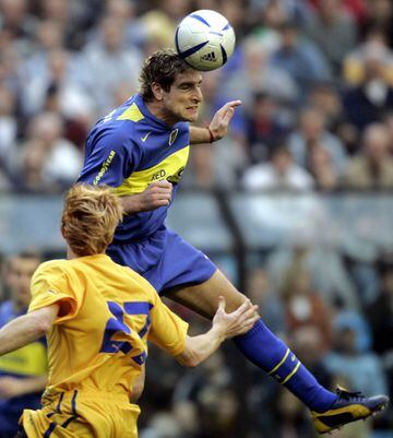 Fue una de las estrellas del fútbol argentino de mediados de los noventa, ídolo de la afición del Boca Juniors. Su gran envergadura le hacía un muro frente al gol, y de cabeza era imparable. Marcaba tanto con los pies como con la cabeza casi en la misma proporción. 