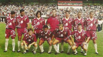 David McIntosh (sexto de izquierda a derecha), en la previa del duelo contra Chile en 1996. Fue 1-1 en el Camino a Francia '98.