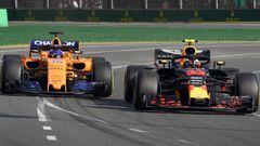 Alonso con el McLaren peleando con el Red Bull de Verstappen en Australia.