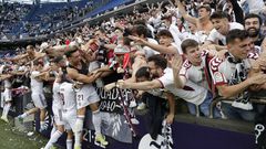 A CORUÑA, 11/06/2022.- Los jugadores del Albacete celebran con la afición la victoria ante el Deportivo, al término de la final del playoff de ascenso a LaLiga SmartBank diputado este sábado en el estadio de Riazor, en A Coruña. EFE/Cabalar
