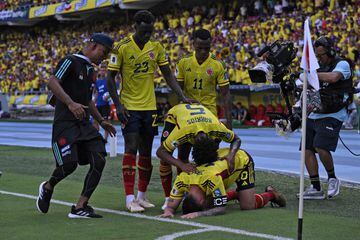 Colombia's midfielder James Rodriguez (R) celebrates with teammates 
