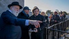 USA756. NUEVA YORK (NY, EEUU), 27/11/2023.- El presidente electo de Argentina, Javier Milei (d), visita tumbas de rabinos hoy en el cementerio judío de Montefiore en Springfield Gardens en Queens, Nueva York (EEUU). Milei, protagonizó este lunes una breve visita a la tumba del rabino Schneerson en el cementerio judío de Montefiore, al este de Nueva York, durante la que se negó a realizar ningún tipo de declaraciones. EFE/Ángel Colmenares
