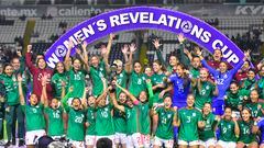 La selección nacional femenil festejando la conquista de la Revelations Cup