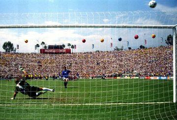 Baggio laz&oacute; el bal&oacute;n alto en la final del Mundial de Estados Unidos 1994, que disputaron Brasil e Italia.