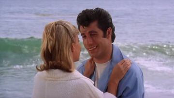 Imagen del principio de la pel&iacute;cula de &#039;Grease&#039;: de John Travolta (Danny Zucco) mirando a Sandy Olsson (Olivia Newton-John) en la playa.