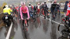 Wilco Kelderman, con la maglia rosa tras el par&oacute;n del pelot&oacute;n en la decimonovena etapa del Giro de Italia entre Morbegno y Asti como protesta por la falta de seguridad en la salud de los ciclistas.