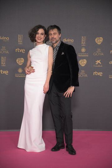 Los actores Marta Guerra y Hugo Silva, con un traje de Lander Urquijo, posan en la alfombra rosa.