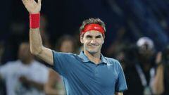 Roger Federer saluda tras su victoria ante el alem&aacute;n  Benjamin Becker en Dubai.