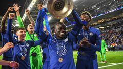 TOPSHOT - Chelsea&#039;s French midfielder N&#039;Golo Kante (C) lifts the trophy after winning the UEFA Champions League final football match between Manchester City and Chelsea FC at the Dragao stadium in Porto on May 29, 2021. (Photo by David Ramos / P