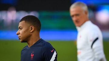 France&#039;s forward Kylian Mbappe (L) reacts next to France&#039;s coach Didier Deschamps (R) during a training session at the Meineau stadium in Strasbourg, eastern France, on August 31, 2021 on the eve of the FIFA World Cup Qatar 2022 qualification Gr